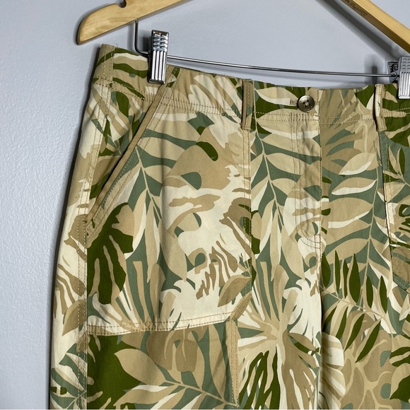 Chico’s Foliage Green Print Cargo Shorts - Picture 3 of 8